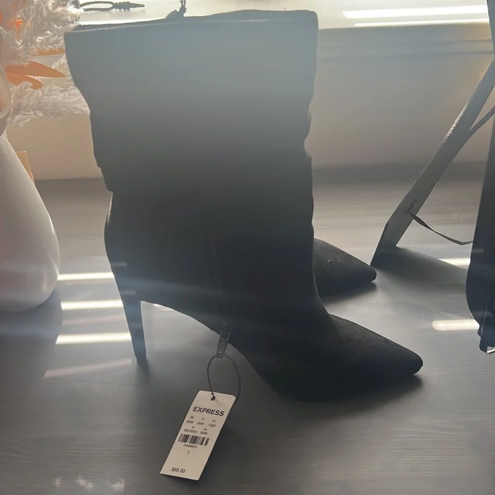 Women Express black boots with heels. Size 7 - Picture 5 of 5